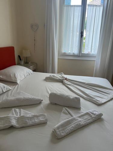 迈萨纳艾里德一室公寓的一张带两个枕头的白色床和窗户