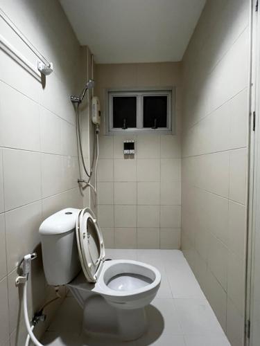 芭东海滩Bansan Hostel的一间带卫生间和淋浴的浴室