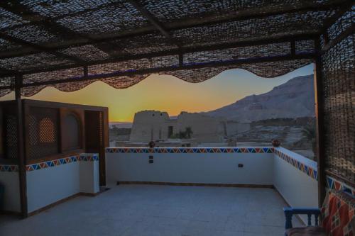 卢克索Shahhat House的从阳台欣赏日落美景