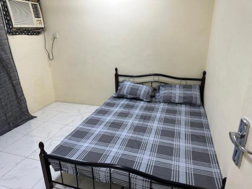 沙迦Room available in one bedroom appartment dating not allowd thare的一张床上有两个枕头的房间