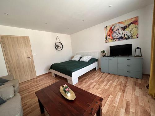 马汀Apartman centrum Šturka的卧室配有一张床和一张桌子