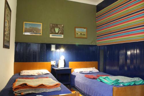马德普拉塔阿布拉码头酒店的一间卧室配有两张床和一张带台灯的桌子