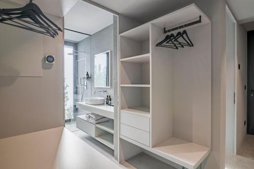 泰尔拉诺Agriturismo Insolito的白色的浴室设有水槽和镜子