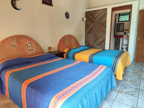锡瓦塔塔内霍J.B.酒店的一间酒店客房,房间内设有两张床