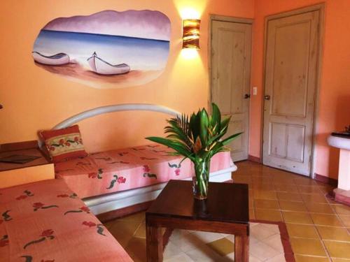 拉斯特拉纳斯Hotel - Residencial Madrugada的一间配有沙发、一张桌子和一幅画的房间