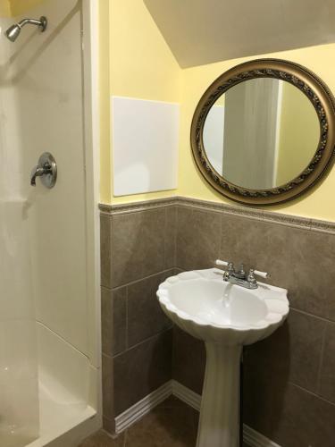 尼亚加拉瀑布the red star room C的一间带水槽、镜子和淋浴的浴室