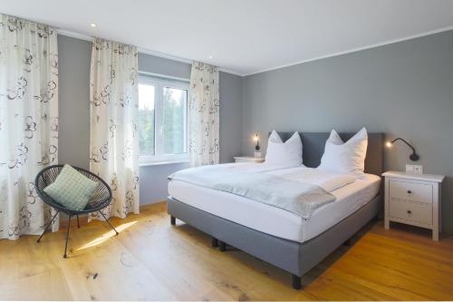 德累斯顿Haus Welzel的卧室配有床、椅子和窗户。