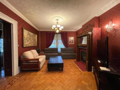 尼亚加拉瀑布THE RED STAR ROOM B的客厅配有沙发和桌子