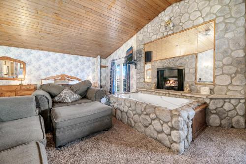 大熊湖黑森林旅馆的带浴缸和壁炉的大浴室