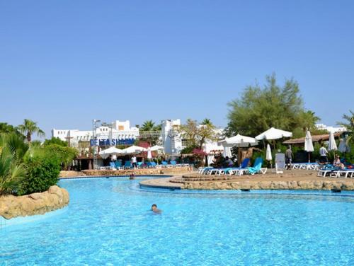 沙姆沙伊赫Apartments for rent in Delta Sharm Resort的度假酒店游泳池内的人