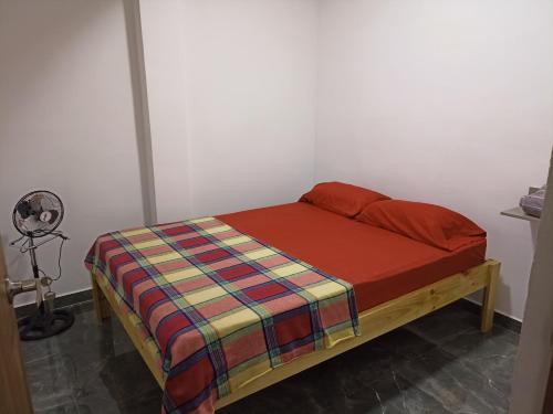 帕尔米拉Apartamento moderno céntrico Palmira的配有风扇的客房内的一张小床