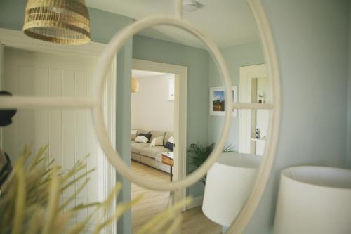 科克Ocean Breeze的卧室内的镜子,卧室内的床铺
