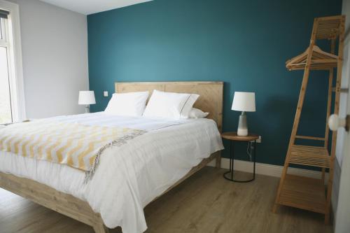 科克Ocean Breeze的一间卧室配有一张蓝色墙壁的床