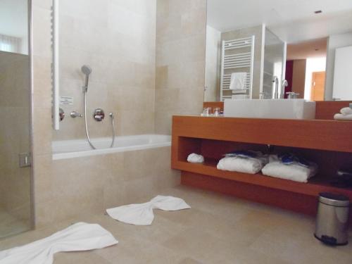 巴德瓦尔特斯多夫Apartments Spa Resort Styria- ADULTS ONLY的浴室配有水槽、淋浴和毛巾