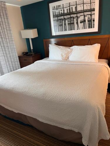 米西索加Queen bed available的一张带白色床单和枕头的床