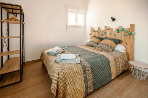 DruyeLoft du Pain avec SPA privatif的一间卧室配有一张大床和木制床头板