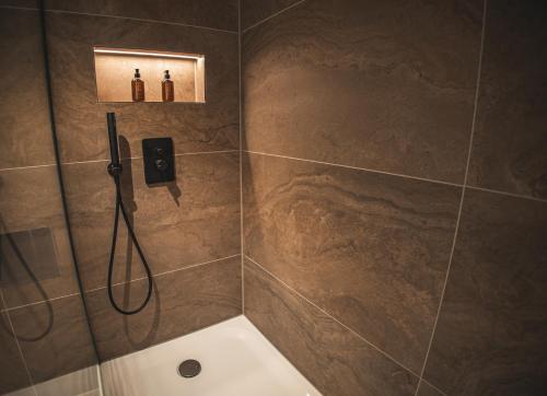 巴特特尔茨Gasthof Zantl的带淋浴的浴室