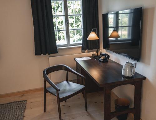 巴特特尔茨Gasthof Zantl的靠窗的桌子和椅子