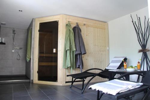 埃斯洛黑Sallinghaus的一间设有两把椅子的房间和一个带衣服的橱柜
