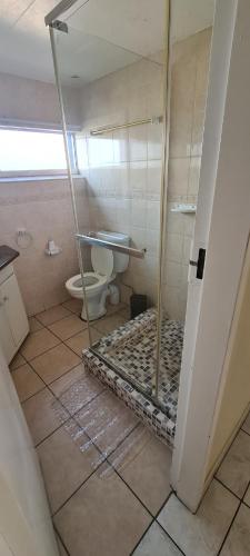 马盖特Santana holiday resort 803的一间带卫生间和玻璃淋浴间的浴室