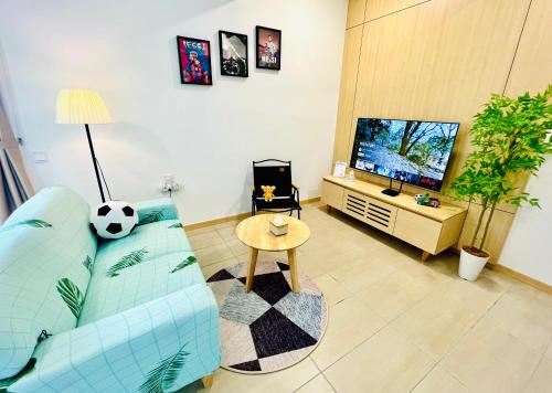 Kampong Pantai DusunNetflix-Seaview-SunsetView-PuteriBeach-Mutiara Beach Resort Melaka的客厅配有蓝色的沙发和电视