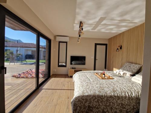 La FarlèdeThe Pool house的一间卧室设有一张床和一个滑动玻璃门