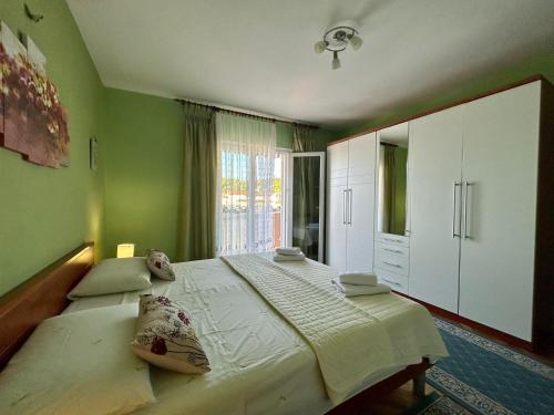 拉茨斯切Apartments Korta的一间卧室设有一张带绿色墙壁的大床