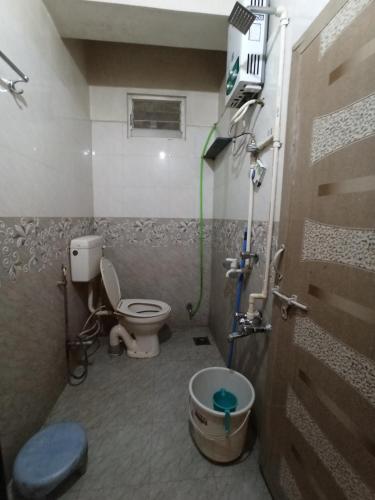 浦那Malwade Motel的一间带卫生间和淋浴的小浴室