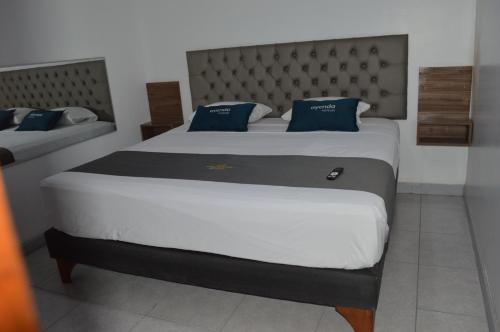 利马Ayenda Casa Aika Sucre的一间卧室配有两张带蓝色枕头的床