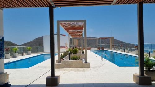 圣玛尔塔Apartamento santa marta的享有游泳池的景色,背景为山脉