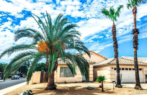 凤凰城North Phoenix At Your Fingertips的两棵棕榈树在房子前面