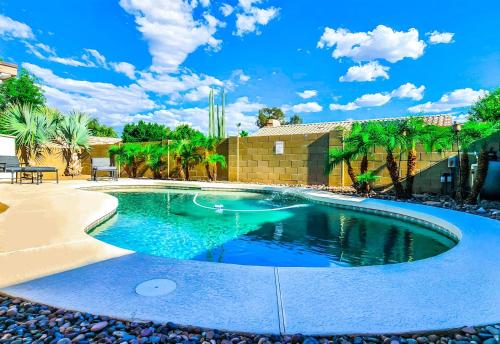 凤凰城North Phoenix At Your Fingertips的棕榈树庭院内的游泳池