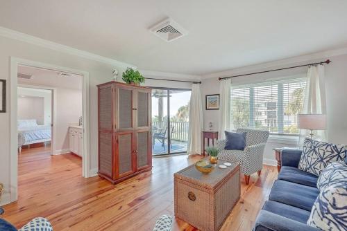 棕榈岛New Listing! Port O' Call E203-Luxury Ocean View!的客厅配有沙发和桌子