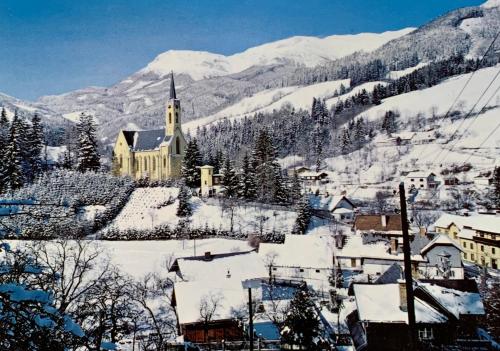 Gemütliche Ferienwohnung - Prein an der Rax的山里的一个教堂,地面上积雪