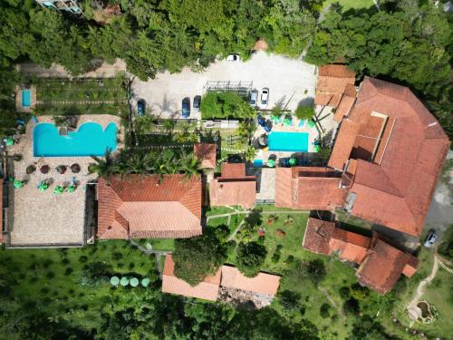 康塞高伊比蒂波卡Hotel Alpha Ville Chalés的享有带庭院的房屋的空中景致