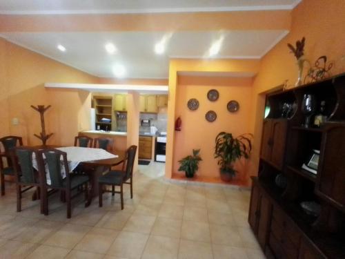 波萨达斯Costa Posadas的用餐室以及带桌椅的厨房。