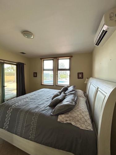 棕榈滩Perfect Sunset View的一间卧室配有一张大床和枕头