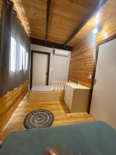 IbicaréChalé com VISTA para o vale e Churrasqueira- a 6km do Centro的一间铺有木地板的小卧室,配有一张床