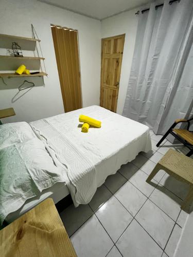 戈尔菲托Cabinas Golfito的一间卧室,床上有黄色的物体