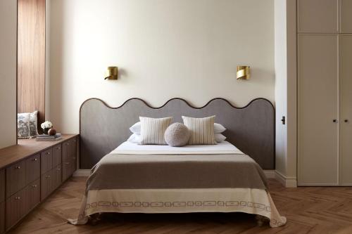 突尼斯One bedroom appartement的一间卧室配有一张大床和大床头板