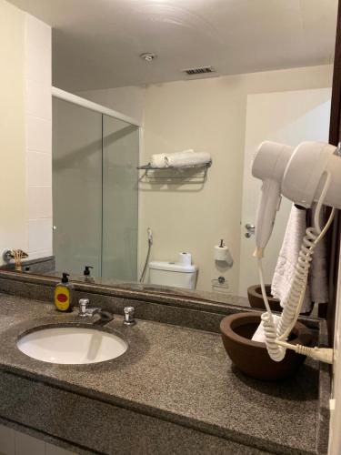 圣保罗Flat próximo Congonhas的一间带水槽和镜子的浴室