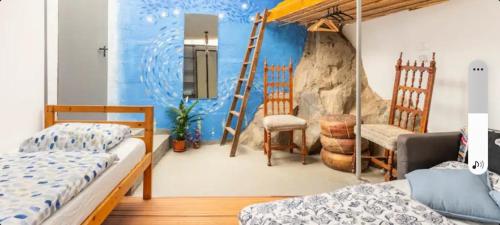 蒂约那Twin room in the greenhouse close to mountains and surf paradise的一间卧室设有两张床和岩石墙