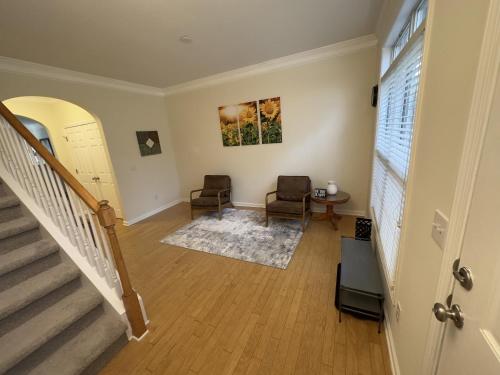 肯尼索Capital Rental的走廊上设有两把椅子,楼梯位于房子里