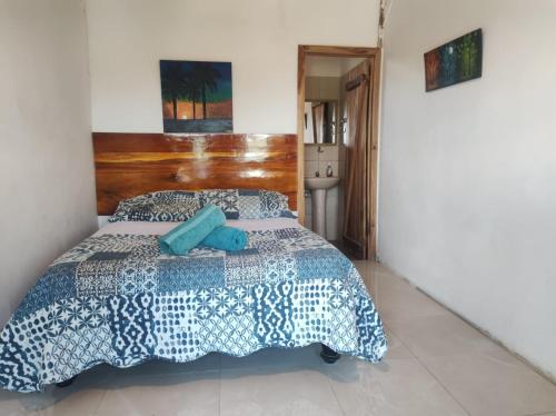马查利亚Guest House Villa Machalilla的一间卧室配有一张带蓝色和白色棉被的床