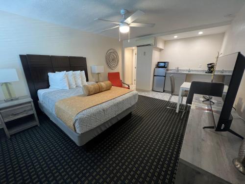 圣徒皮特海滩Beachside Resort Motel的一间卧室配有一张床,厨房配有桌子
