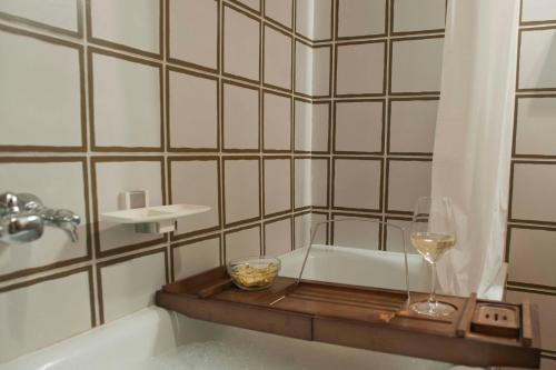 马里尔伊瓦Ale1206 Marilleva 1400的带浴缸和葡萄酒的浴室