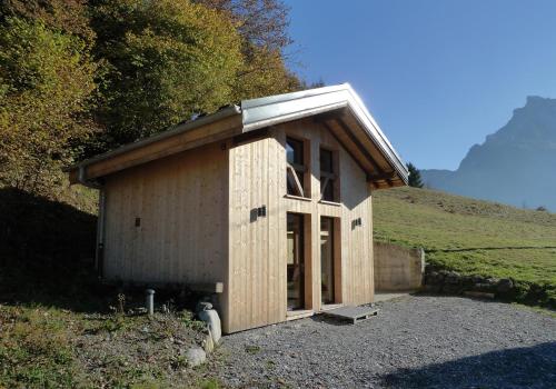 西克斯特Chalet*** au pied d'une prairie face à la montagne的山边的小木头建筑