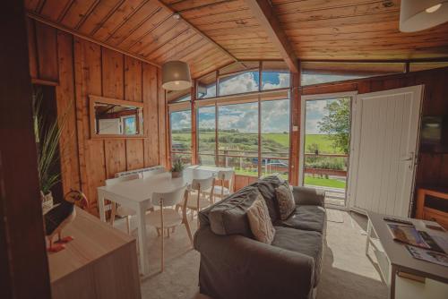 布罗德港廷贝尔山自助式雪松木小屋度假屋的客厅配有沙发和桌子