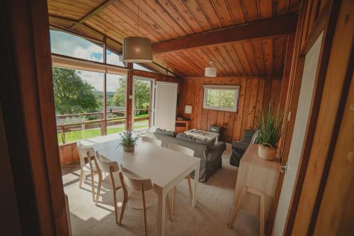 布罗德港廷贝尔山自助式雪松木小屋度假屋的客厅配有桌子和沙发