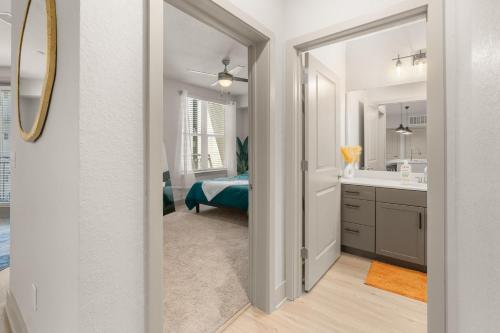 坦帕Perfect Getaway Rentals LLC的浴室设有床、水槽和镜子